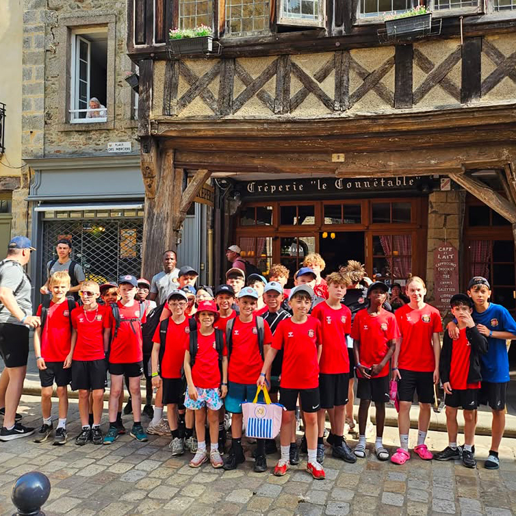 Les jeunes de la Formation Calais et Marck rassemblés sur le terrain