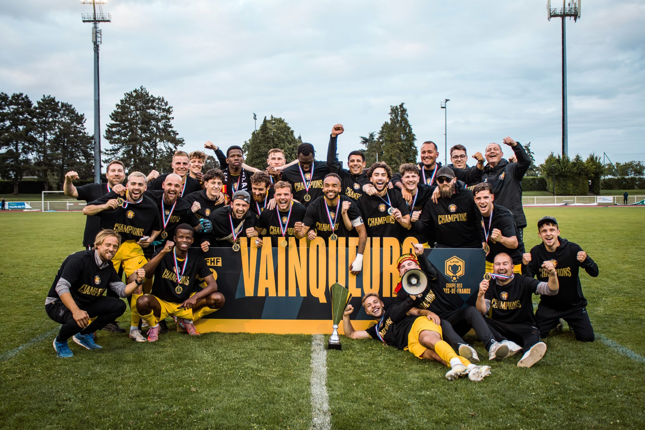 Les joueurs du RC Calais soulèvent la Coupe des Hauts-de-France