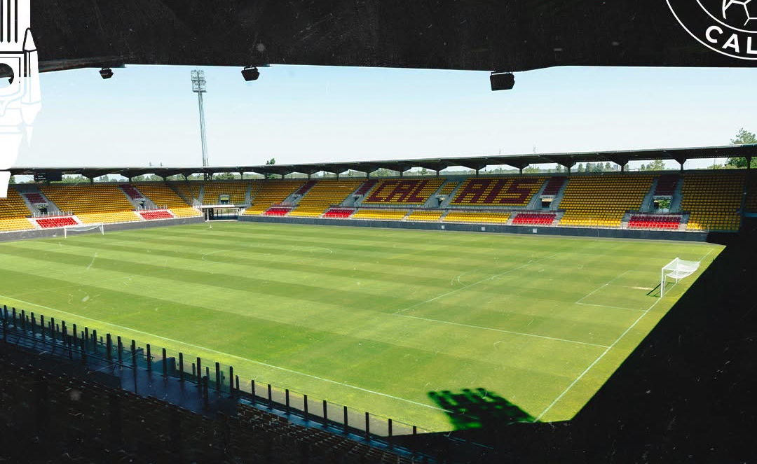 Les tribunes et la pelouse du Stade de l'Épopée