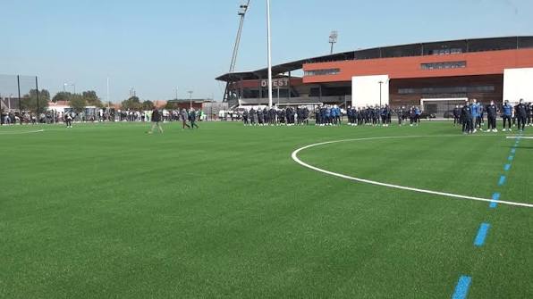 Le terrain synthétique du Stade de l'Épopée
