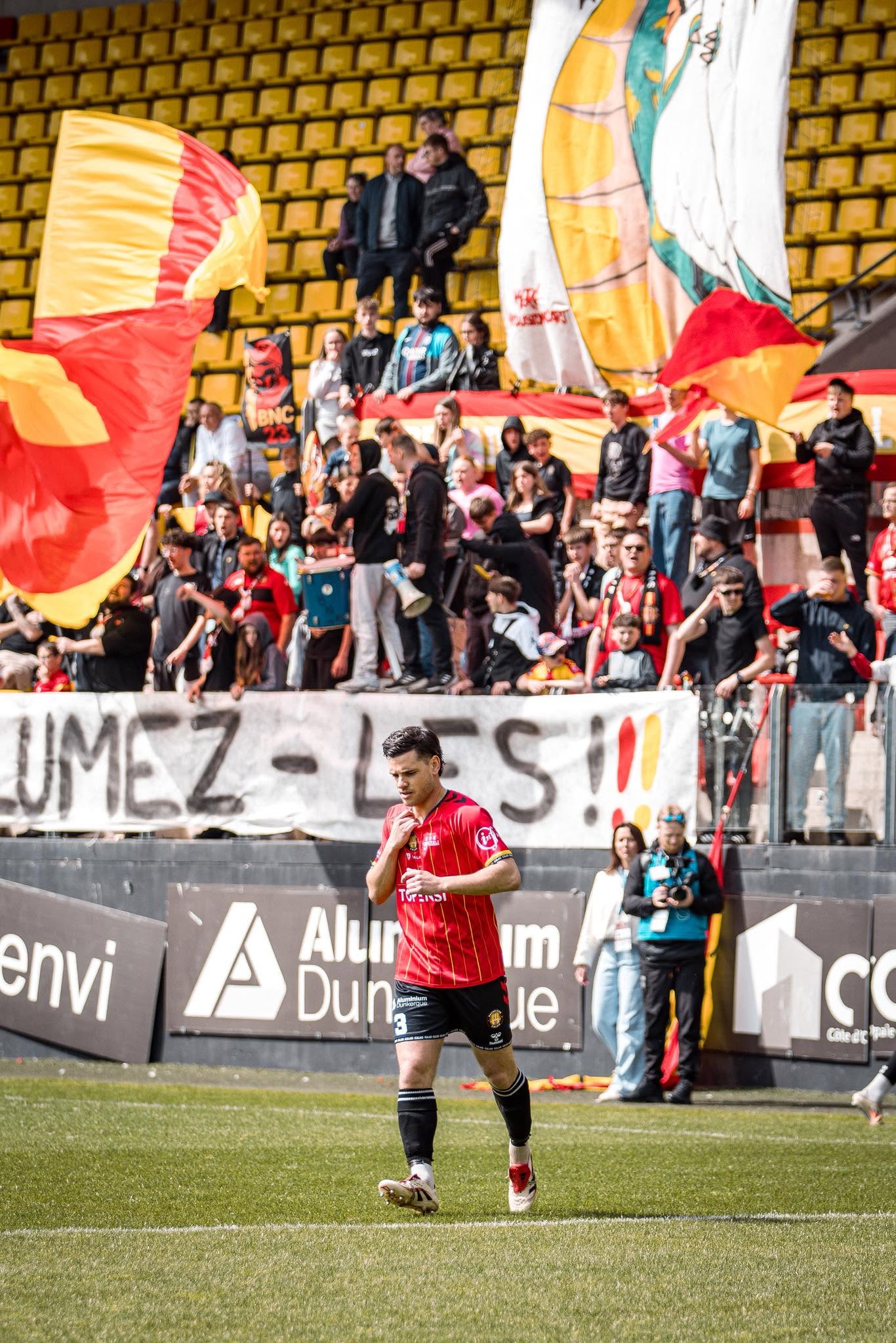 Communion entre les joueurs et les supporters du RC Calais