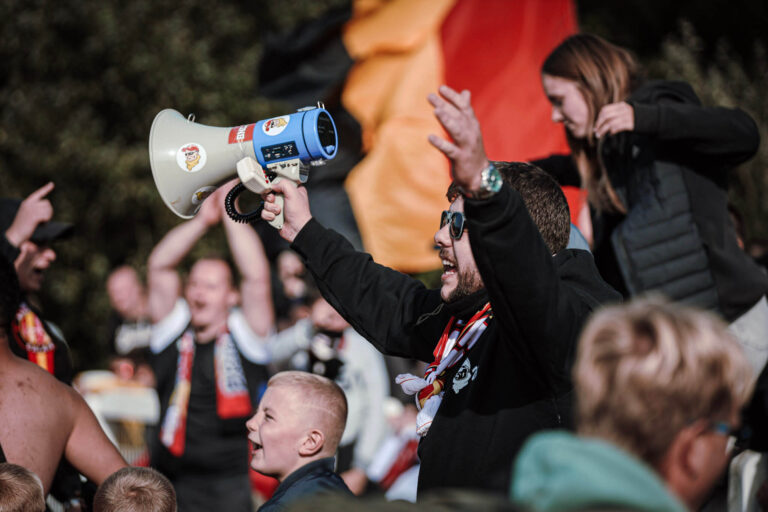 Les supporters du RC Calais en tribune au Stade de l'Épopée