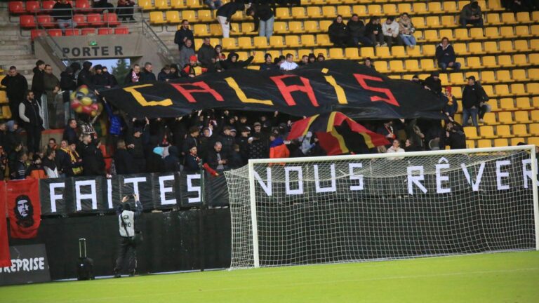Ambiance dans les tribunes du Stade de l'Épopée